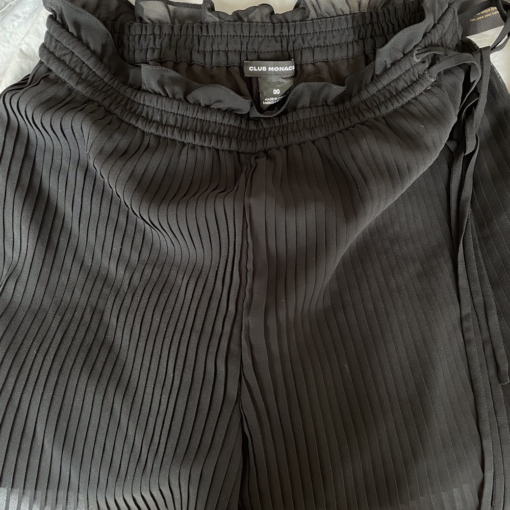 Club Monaco Silk Pleated Shorts Black Size 00